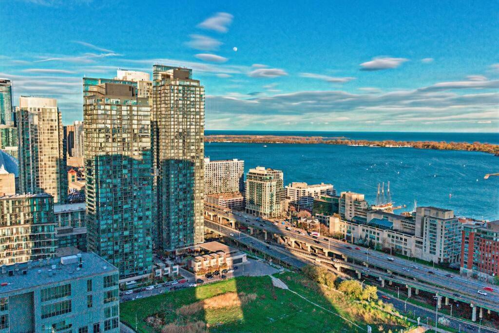Guestic At Cityplace - Lake View & One Free Parking トロント エクステリア 写真